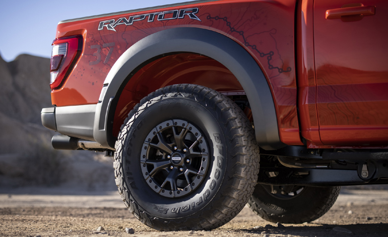 Πατάει σε off road ελαστικά διαστάσεων 37 ιντσών.