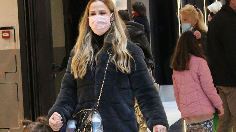 Φανή Δρακοπούλου: Σπάνια εμφάνιση σε εμπορικό κέντρο με τα δίδυμα παιδιά της