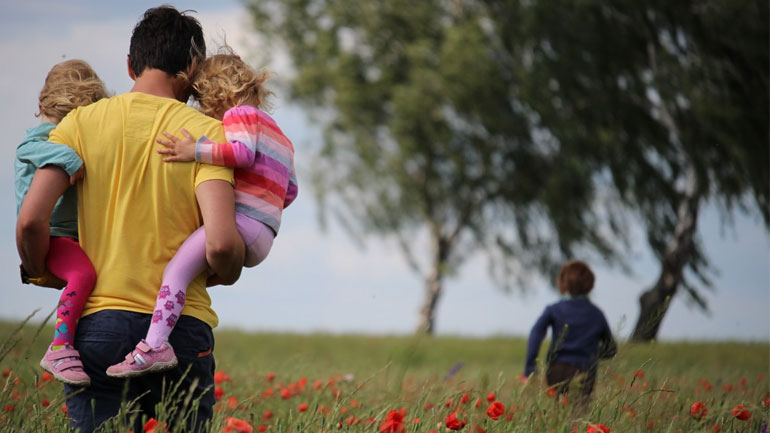 Άδεια τοκετού 14 ημερών και στους πατέρες