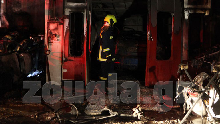 Πυρκαγιά σε φανοποιείο στο Περιστέρι Πυρκαγιά σε φανοποιείο στο Περιστέρι