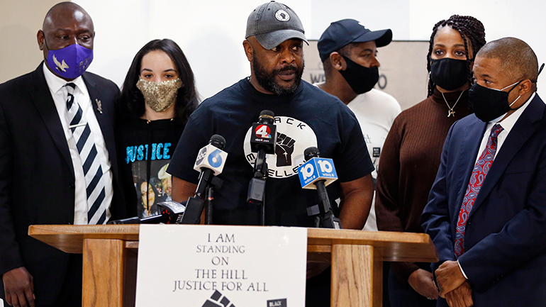 Ένας λευκός αστυνομικός διώκεται για τη δολοφονία ενός Αφροαμερικανού