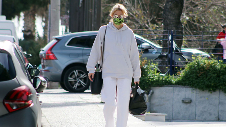 Το comfy look της Βίκυς Καγιά στην καραντίνα Το comfy look της Βίκυς Καγιά στην καραντίνα