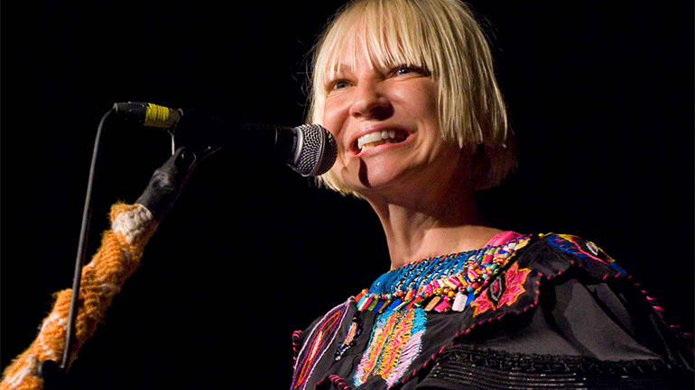 Sia: «Mετανιώνω που υπέκυψα σε πιέσεις για την επιλογή των ηθοποιών στην ταινία “Music”»