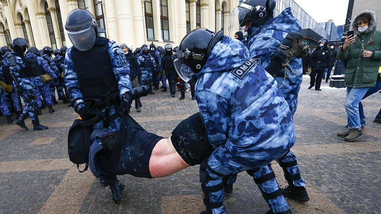 Ρωσία: Πολλά ΜΜΕ κατακρίνουν τη φυλάκιση ενός δημοσιογράφου