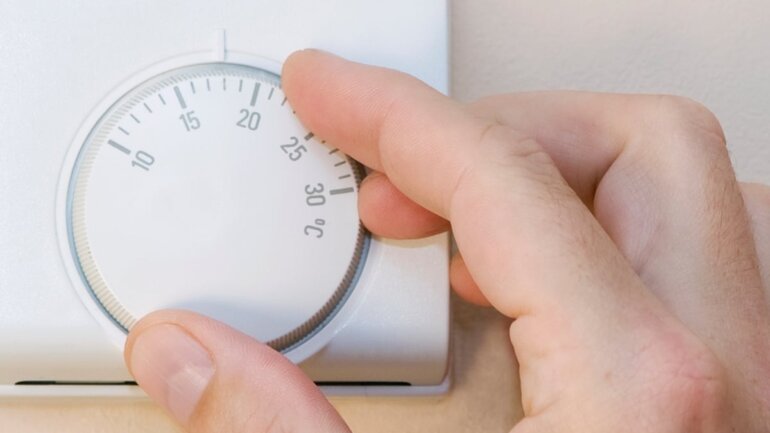 Γιατί οι γυναίκες δεν συμφωνούν με τους άνδρες για την τέλεια θερμοκρασία μέσα στο σπίτι