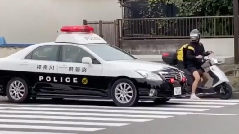 Μοτοσικλετιστής εναντίον περιπολικού Μοτοσικλετιστής εναντίον περιπολικού