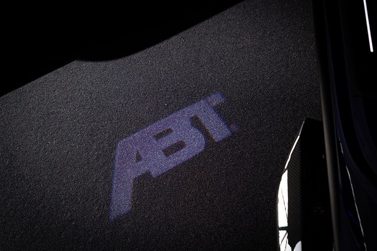 Το λογότυπο της ABT εμφανίζεται όταν ανοίγουν οι πόρτες...