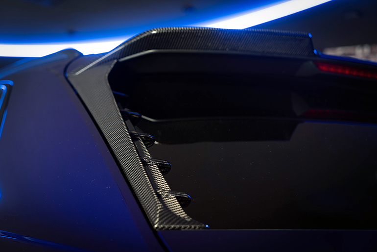 Λεπτομέρειες με ανθρακόνημα στο πίσω μέρος του παρμπριζ και της αεροτομής...