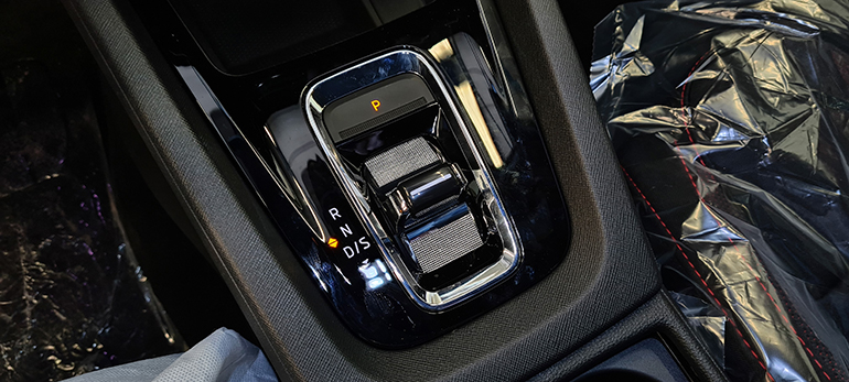 Ο λεβιές από το αυτόματο κιβώτιο ταχυτήτων διπλού συμπλέκτη.