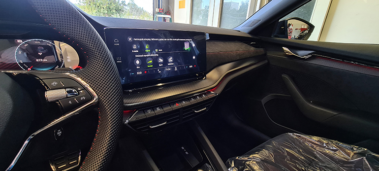 Η μεγάλη οθόνη αφής στην κεντρική κονσόλα...