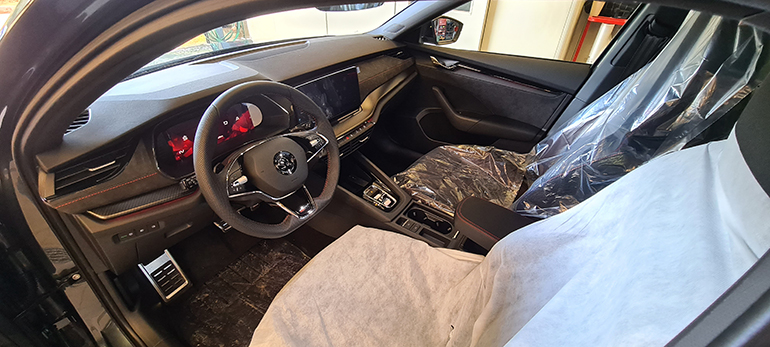 Το εσωτερικό του σπορ οικογενειακού αυτοκινήτου...