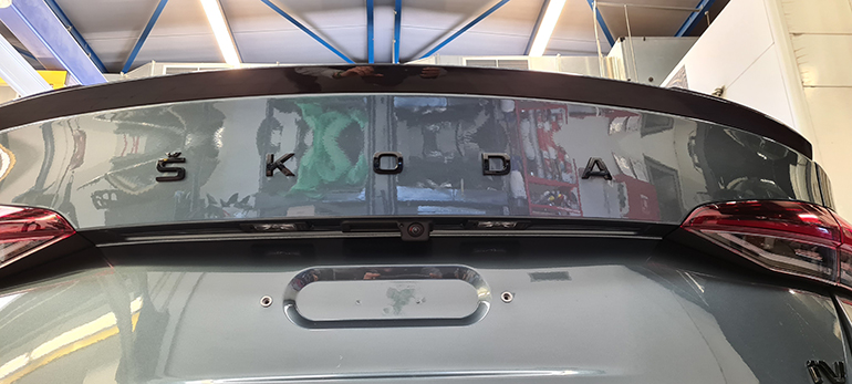Ανάγλυφο το όνομα της Skoda στο πίσω μέρος όπου συναντούμε μία διακριτική, όμορφη αλλά και ουσιαστική αεροτομή.
