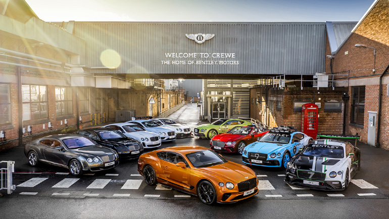 Οι κορυφαίες Continental GT ποζάρουν έξω από το «σπίτι» της Bentley.