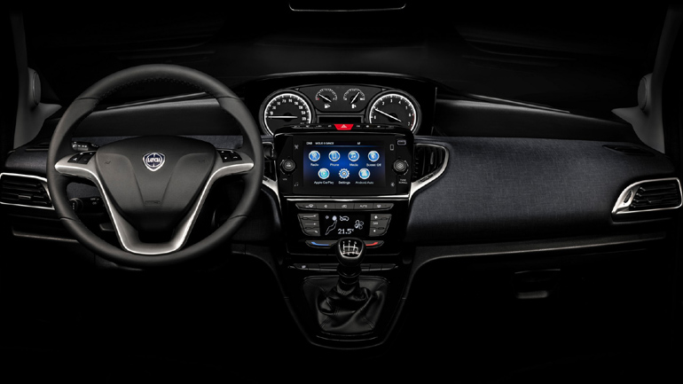 Εκτός από την οθόνη το ταμπλό είναι ίδιο με αυτό του 2011