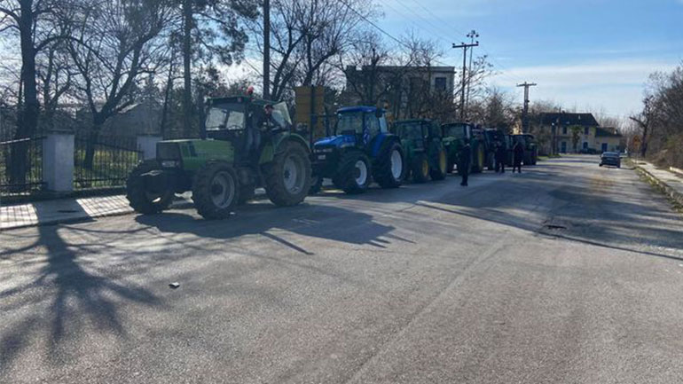 Σέρρες: Οι αγρότες έβγαλαν τα τρακτέρ στους δρόμους