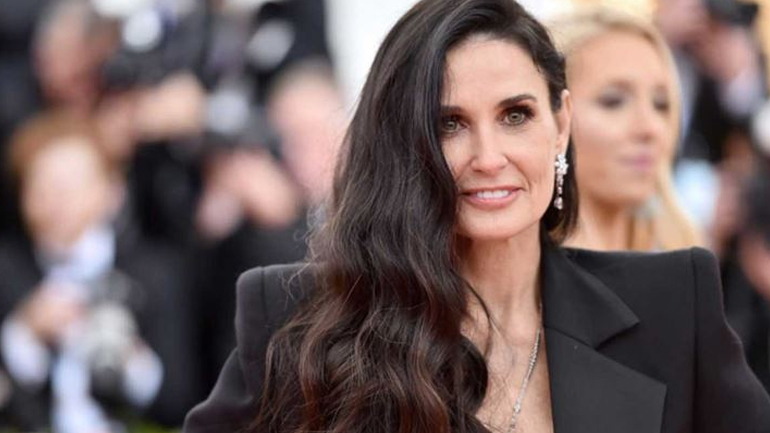 Demi Moore: Μίλησε για την «αγνώριστη» εμφάνισή της στο fashion show της Fendi