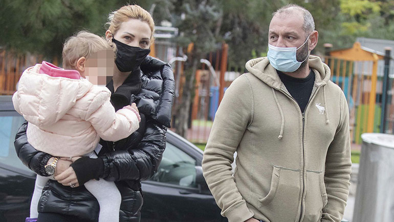 Σάσα Μπάστα: Σπάνια εμφάνιση στη Γλυφάδα με τον σύζυγό της και την κόρη τους