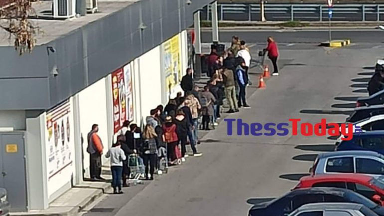 Ουρές δεκάδων μέτρων στα σούπερ μάρκετ της Θεσσαλονίκης Ουρές δεκάδων μέτρων στα σούπερ μάρκετ της Θεσσαλονίκης