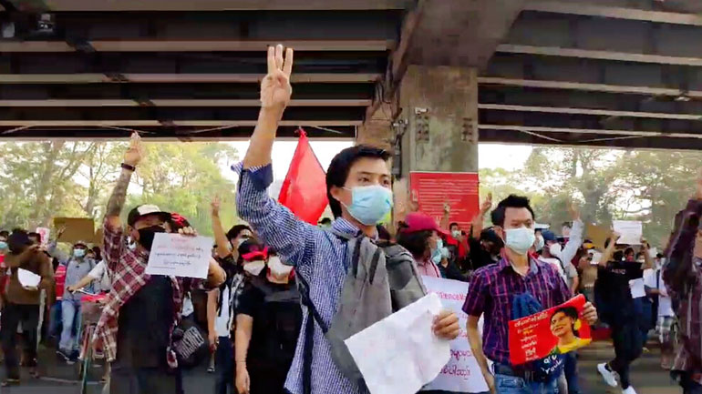 Μιανμάρ: Δεκάδες χιλιάδες άνθρωποι διαδηλώνουν κατά του πραξικοπήματος