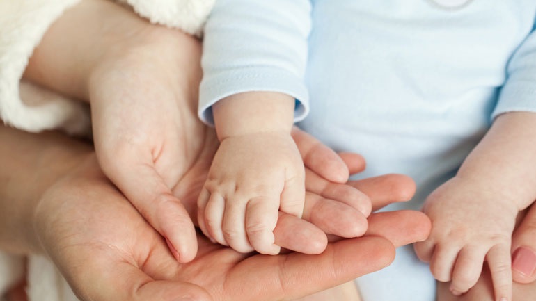 Η Ολλανδία «παγώνει» τις διεθνείς υιοθεσίες