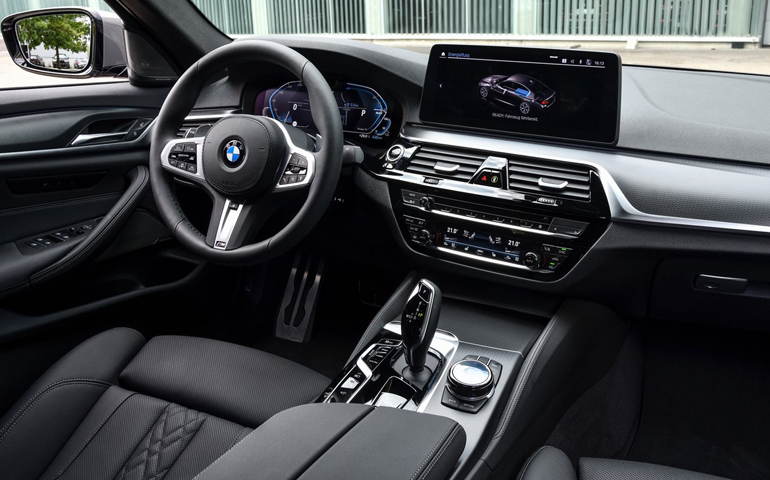 Υηλής ποιότητας εσωτερικό με ψηφιακό ταμπλό