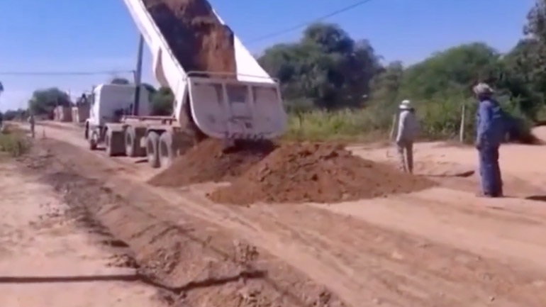 Φορτηγό ανατρέπεται κατά την εκφόρτωση