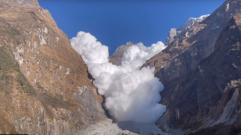 Χιονοστιβάδα κατεβαίνει με ορμή από το βουνό