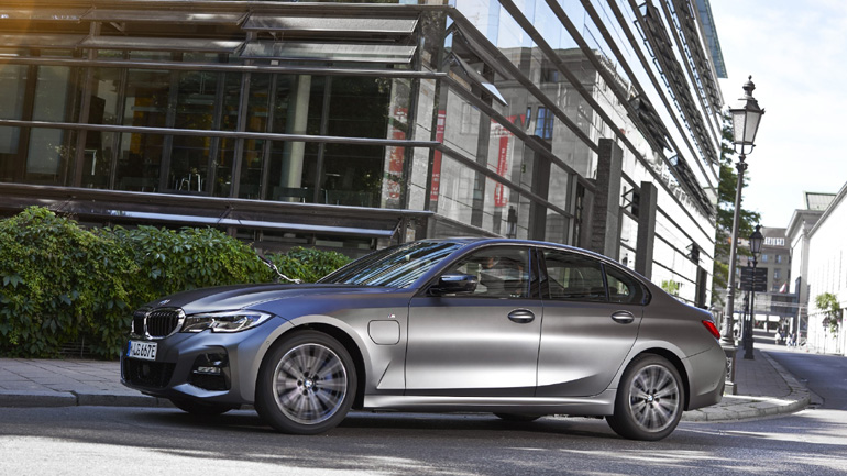 Η νέα BMW 320 e καίει κάτω από 2 λίτρα καυσίμου
