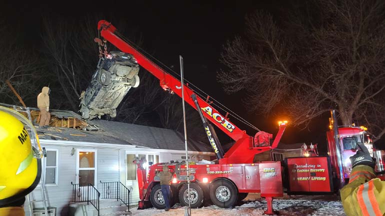 Αυτοκίνητο καρφώθηκε στη σκεπή σπιτιού! Αυτοκίνητο καρφώθηκε στη σκεπή σπιτιού!