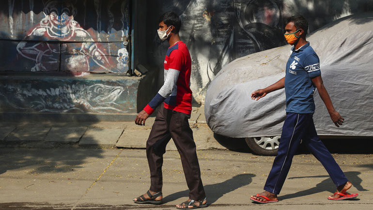 Ινδία: Περισσότεροι από 155.000 νεκροί λόγω COVID-19