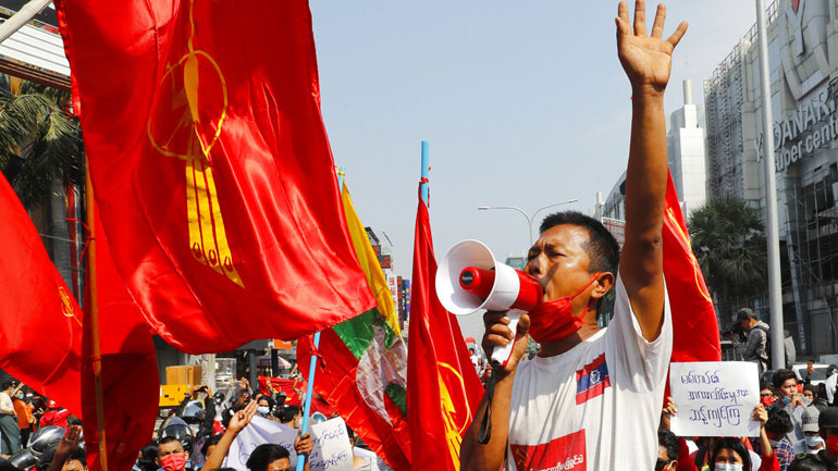 Μιανμάρ: Η αστυνομία χρησιμοποιεί αντλίες νερού εναντίον διαδηλωτών