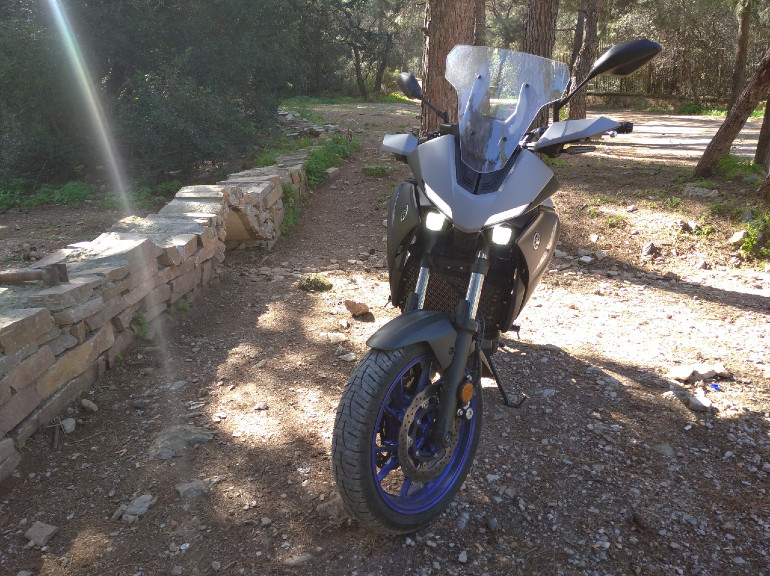 Η μάσκα είναι όλα τα λεφτά με τα LED σποτάκια και τα φώτα ημέρας από πάνω...