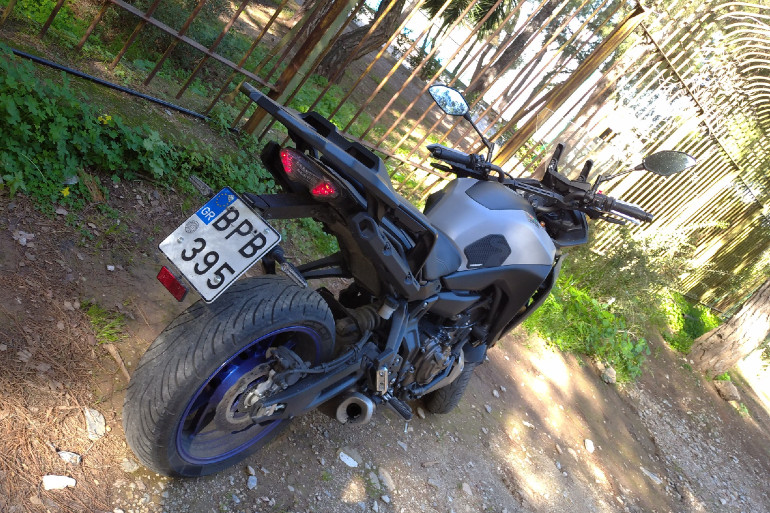 Το πίσω μέρος είναι πιο γνώριμο καθώς θυμίζει τον μεγάλο αδερφό, το Tracer 900