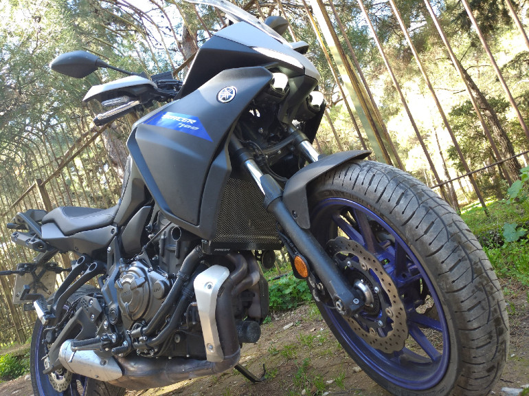 Το πέρασμα της εξάτμισης κάτω από τον κινητήρα ξεχωρίζει!