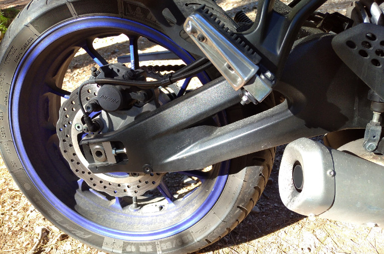 Όμορφο ψαλίδι, κοντή εξάτμιση και μπλε ζάντες... όνειρο!