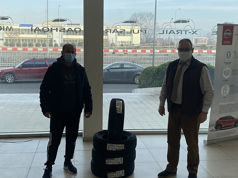 Ο Βασίλης Αντωνιάδης (αριστερά) ήταν ένας από τους 100 τυχερούς της κλήρωσης!!