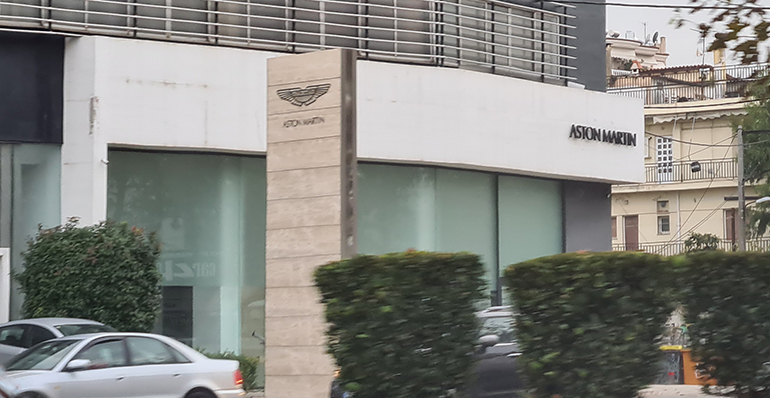 Το κατάστημα της Aston Martin έχει κατεβάσει ρολά...