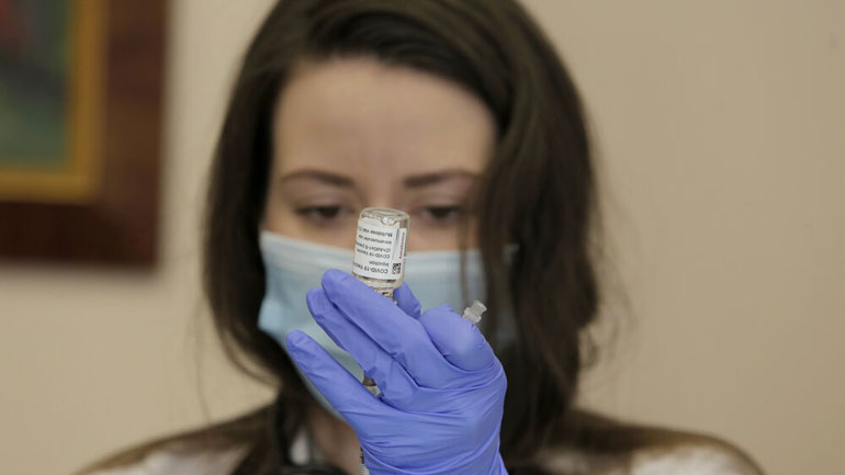 Ο ΠΟΥ επανεξετάζει την αποτελεσματικότητα του εμβολίου της AstraZeneca