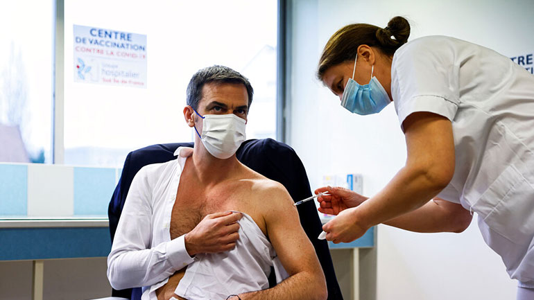 Με το εμβόλιο της AstraZeneca εμβολιάστηκε ο Γάλλος υπουργός Υγείας Βεράν