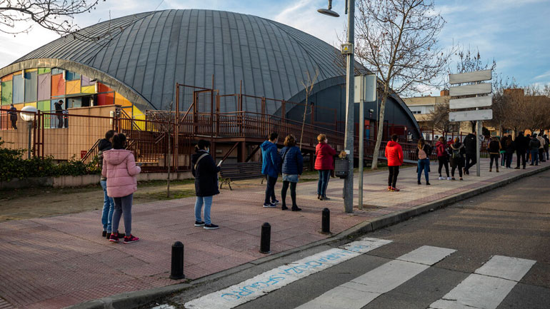 Γάλλοι συρρέουν στα καφέ και τα μπαρ της Μαδρίτης για να ξεφύγουν από τα περιοριστικά μέτρα στη χώρα τους