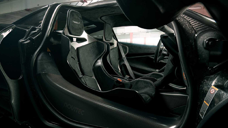 Εσωτερικό με αγωνιστικό DNA και carbon καθίσματα