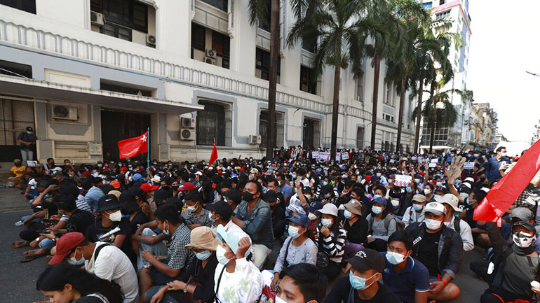 Μιανμάρ: Η αστυνομία απειλεί με βίαιη διάλυση των διαδηλώσεων