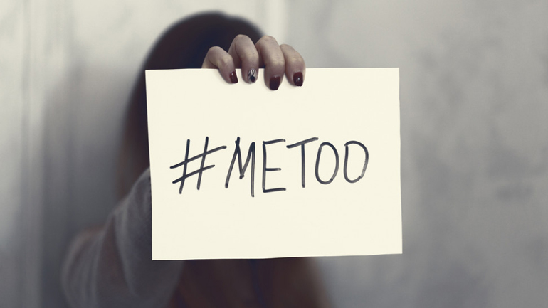 Πρώην ηθοποιός καταγγέλλει γνωστό σκηνοθέτη για σεξουαλική κακοποίηση