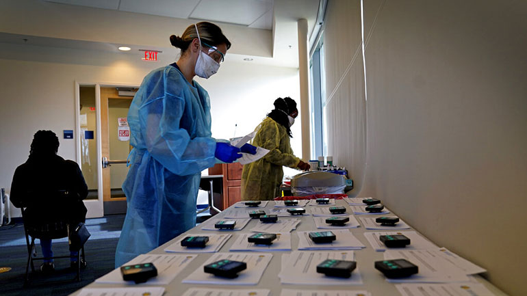 «Το Κίεβο διαπραγματεύεται την προμήθεια εμβολίων από το πλεόνασμα άλλων χωρών»