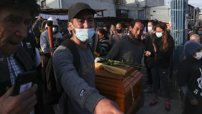 Χιλή: Το τελευταίο αντίο στον καλλιτέχνη του δρόμου που σκοτώθηκε από πυρά αστυνομικού