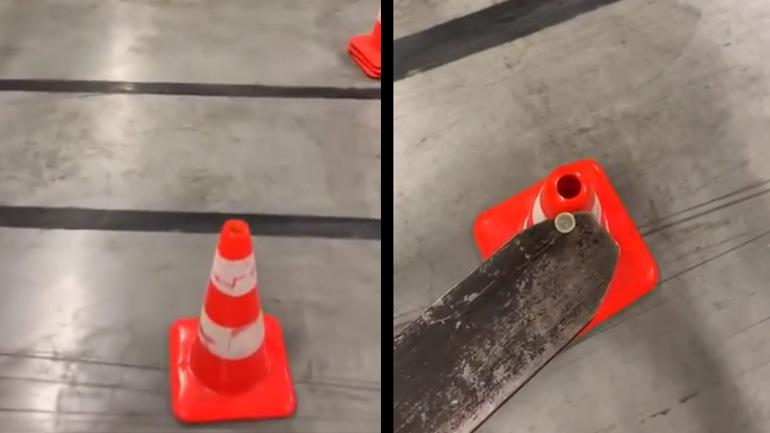 Χειριστής κλαρκ παίζει με ένα κέρμα