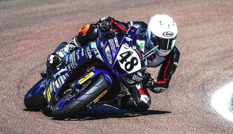 Η Pinfold με μια αγωνιστική Yamaha στο IDM πρωτάθλημα SSP300 Γερμανίας.