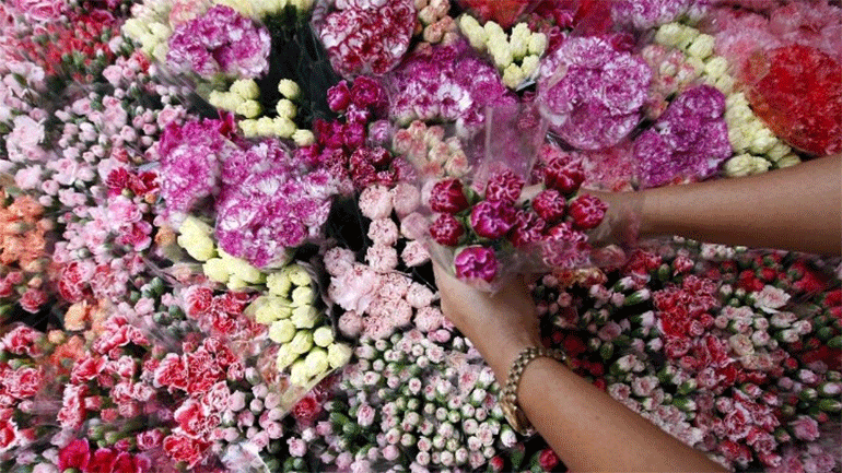 Λουλούδια για την Ημέρα του Αγίου Βαλεντίνου και στεφάνια για τον Covid