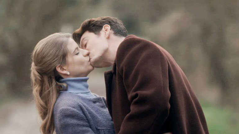 Άγριες Μέλισσες: Ο κρυφός δεσμός της Δρόσως και του Κωνσταντή θα πέσει στην αντίληψη κάποιου