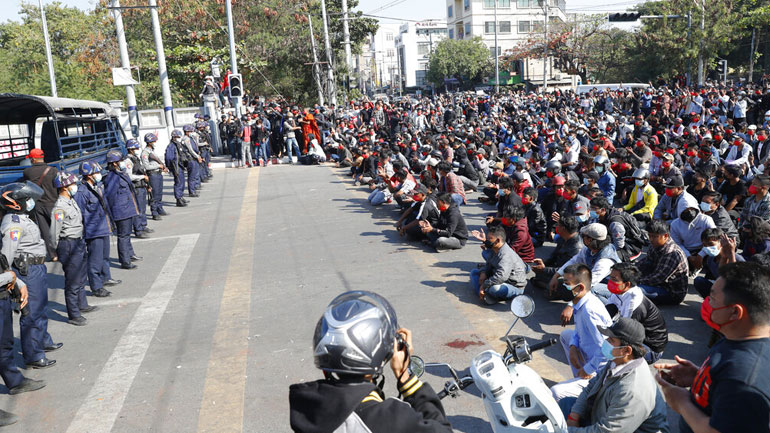 Μιανμάρ: Η αστυνομία πυροβολεί στον αέρα για να διαλύσει τους διαδηλωτές